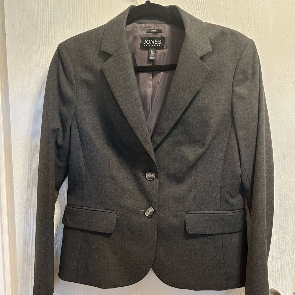 Jones New York Gray Blazer with Notched Lapels and Tailored Fit